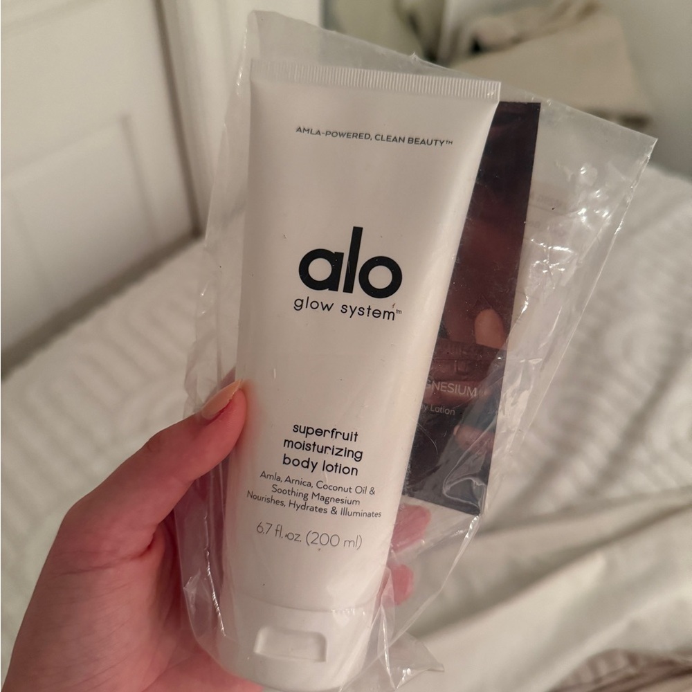 ALO Yoga Glow System Superfruit Moisturizing Body Lotion - White